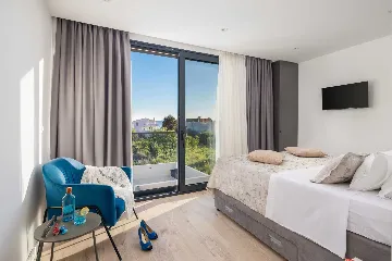 Modern Villa with Heated Pool in Kaštel Kambelovac