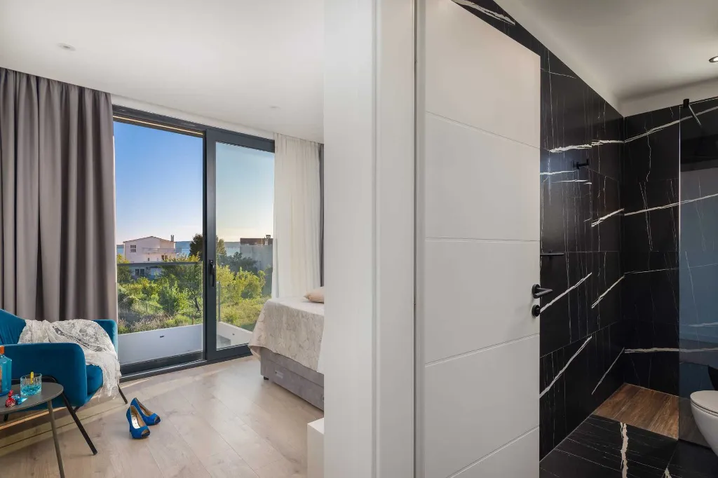 Modern Villa with Heated Pool in Kaštel Kambelovac