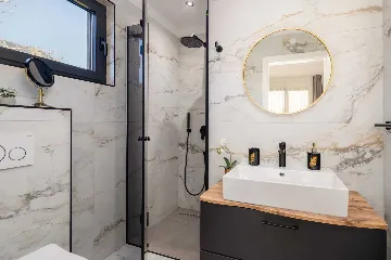 Modern Villa with Heated Pool in Kaštel Kambelovac