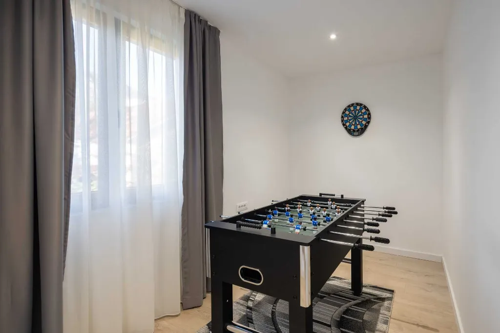 Modern Villa with Heated Pool in Kaštel Kambelovac