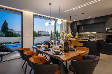 Modern Villa with Heated Pool in Kaštel Kambelovac