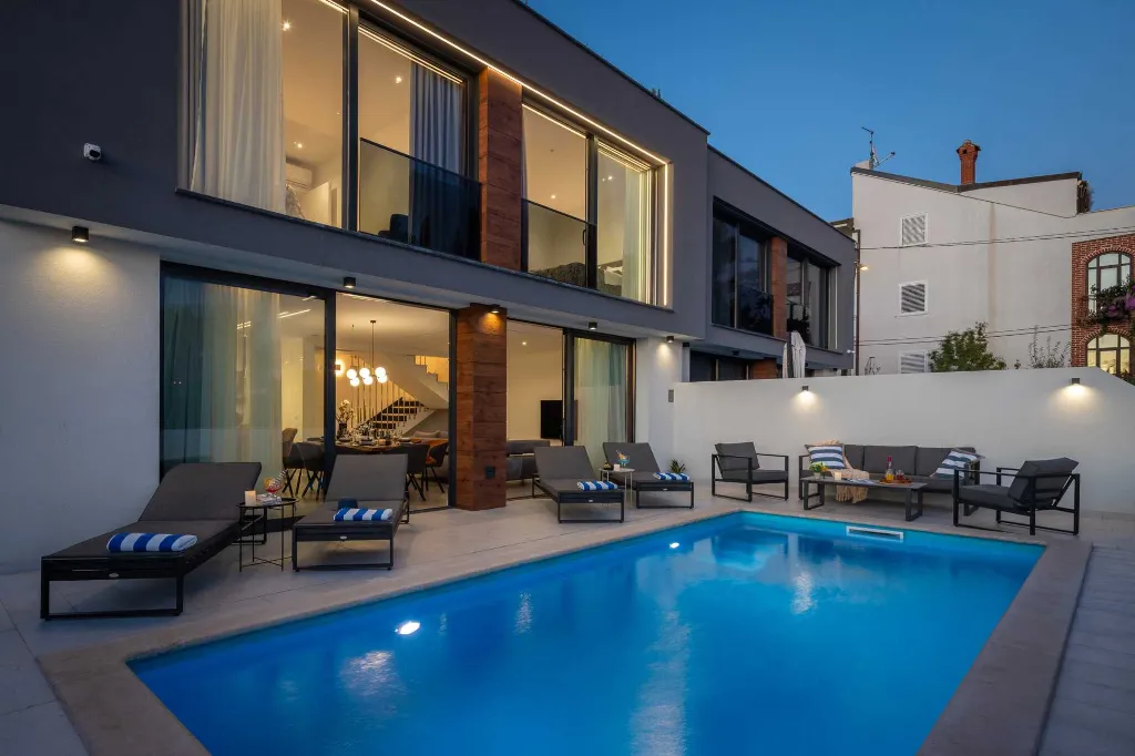 Modern Villa with Heated Pool in Kaštel Kambelovac