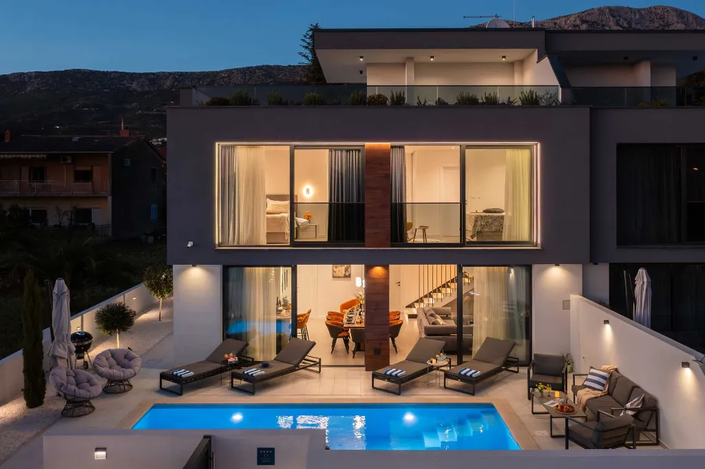Modern Villa with Heated Pool in Kaštel Kambelovac
