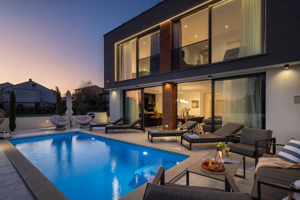 Modern Villa with Heated Pool in Kaštel Kambelovac