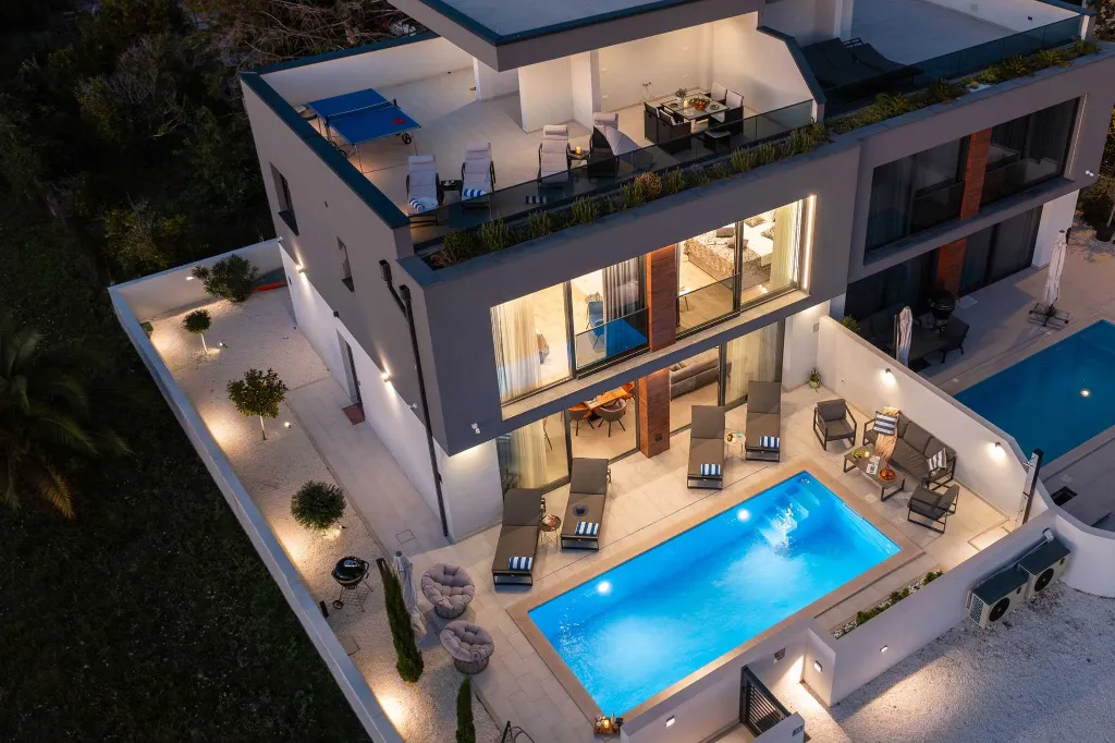 Modern Villa with Heated Pool in Kaštel Kambelovac