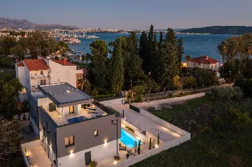 Modern Villa with Heated Pool in Kaštel Kambelovac