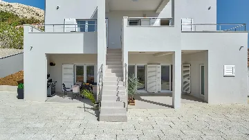 Spacious Pool Villa Retreat in Novalja