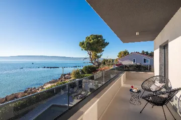 Modern Seaside Villa with Pool in Kaštel Štafilić