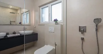 Modern Seaside Villa with Pool in Kaštel Štafilić