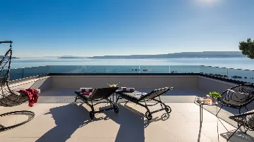 Modern Seaside Villa with Pool in Kaštel Štafilić