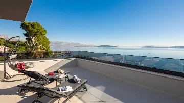 Modern Seaside Villa with Pool in Kaštel Štafilić