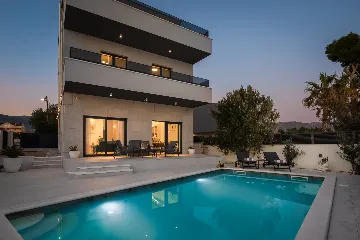 Modern Seaside Villa with Pool in Kaštel Štafilić
