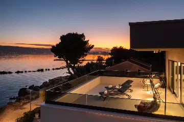 Modern Seaside Villa with Pool in Kaštel Štafilić