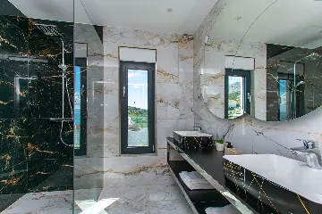 Spacious 10-Bedroom Villa with Pool, Jesenice