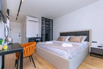 Spacious 10-Bedroom Villa with Pool, Jesenice