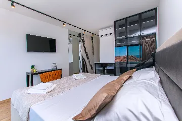 Spacious 10-Bedroom Villa with Pool, Jesenice