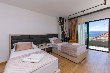 Spacious 10-Bedroom Villa with Pool, Jesenice