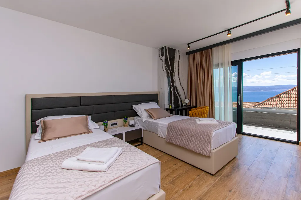 Spacious 10-Bedroom Villa with Pool, Jesenice