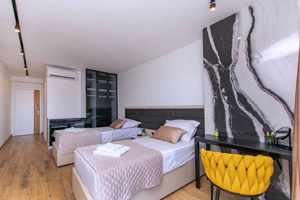 Spacious 10-Bedroom Villa with Pool, Jesenice