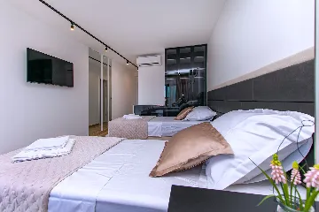 Spacious 10-Bedroom Villa with Pool, Jesenice