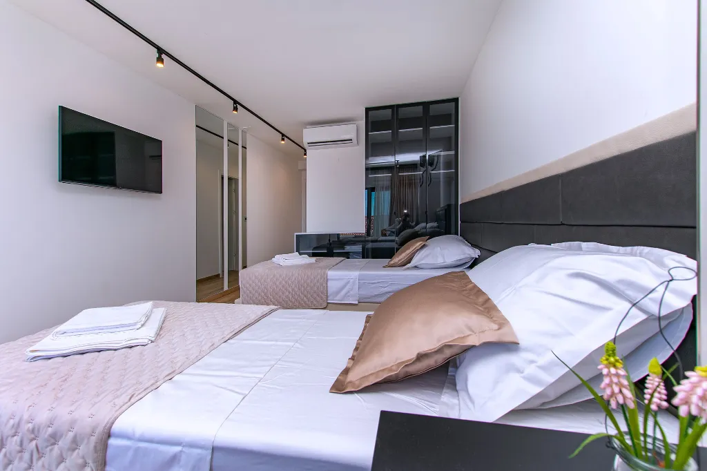 Spacious 10-Bedroom Villa with Pool, Jesenice