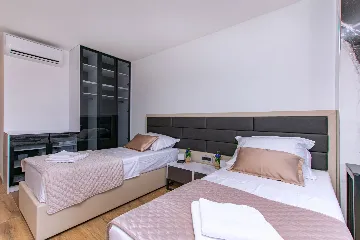 Spacious 10-Bedroom Villa with Pool, Jesenice