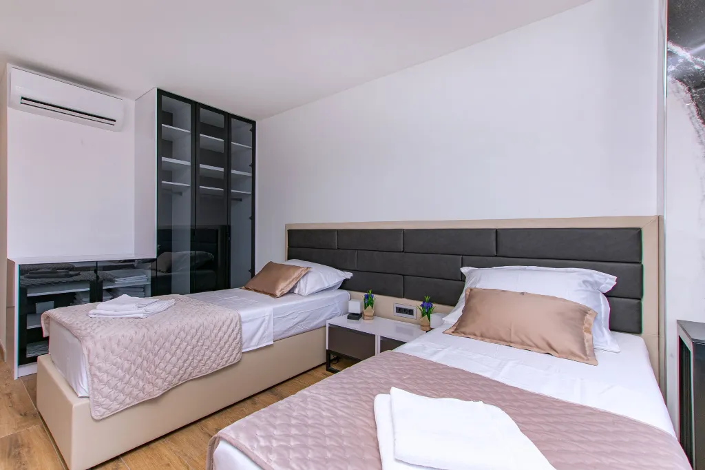 Spacious 10-Bedroom Villa with Pool, Jesenice