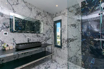 Spacious 10-Bedroom Villa with Pool, Jesenice