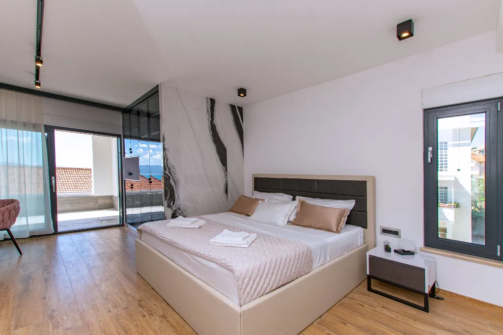 Spacious 10-Bedroom Villa with Pool, Jesenice