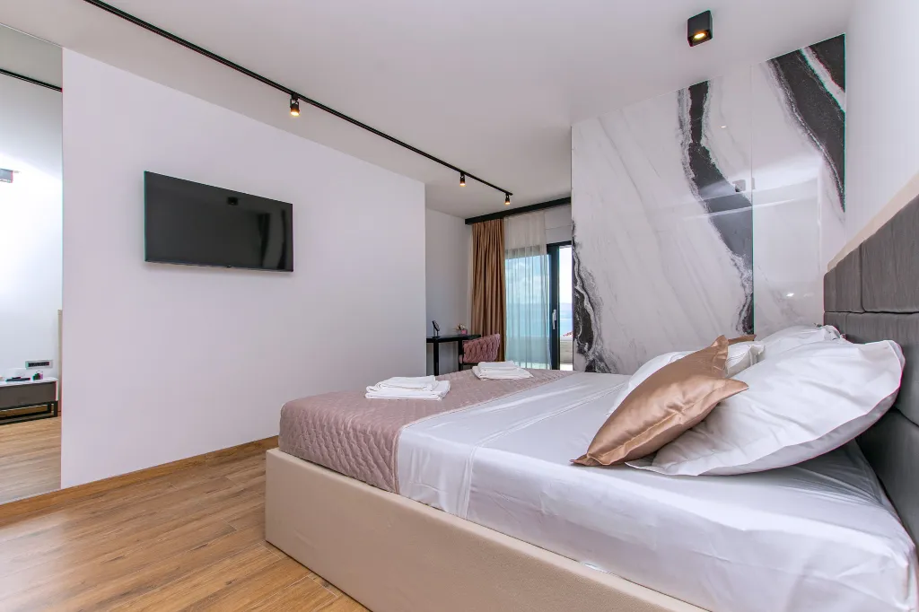 Spacious 10-Bedroom Villa with Pool, Jesenice