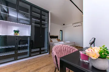 Spacious 10-Bedroom Villa with Pool, Jesenice