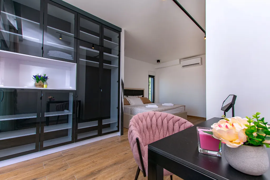 Spacious 10-Bedroom Villa with Pool, Jesenice