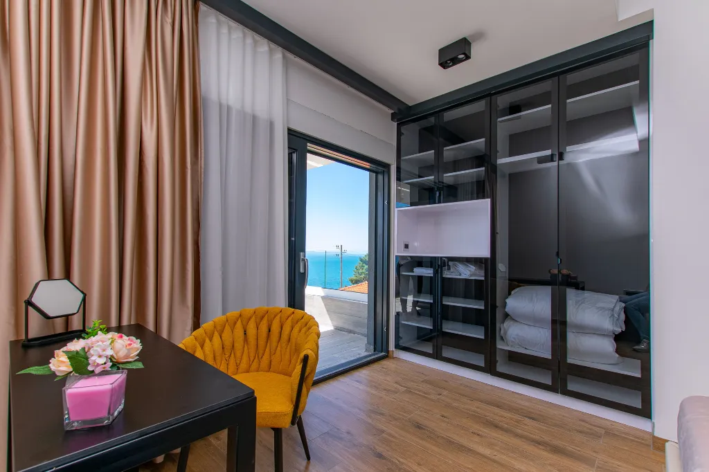 Spacious 10-Bedroom Villa with Pool, Jesenice