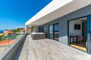 Spacious 10-Bedroom Villa with Pool, Jesenice