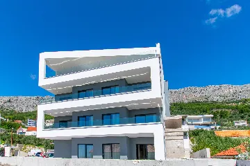 Spacious 10-Bedroom Villa with Pool, Jesenice