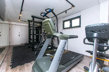 Spacious 10-Bedroom Villa with Pool, Jesenice