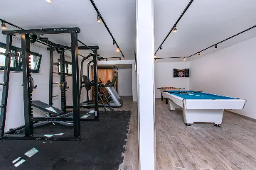 Spacious 10-Bedroom Villa with Pool, Jesenice