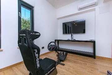 Spacious 10-Bedroom Villa with Pool, Jesenice