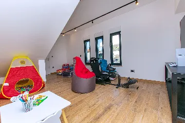 Spacious 10-Bedroom Villa with Pool, Jesenice