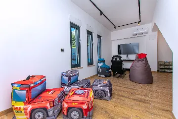 Spacious 10-Bedroom Villa with Pool, Jesenice