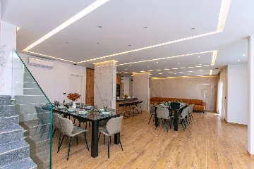 Spacious 10-Bedroom Villa with Pool, Jesenice