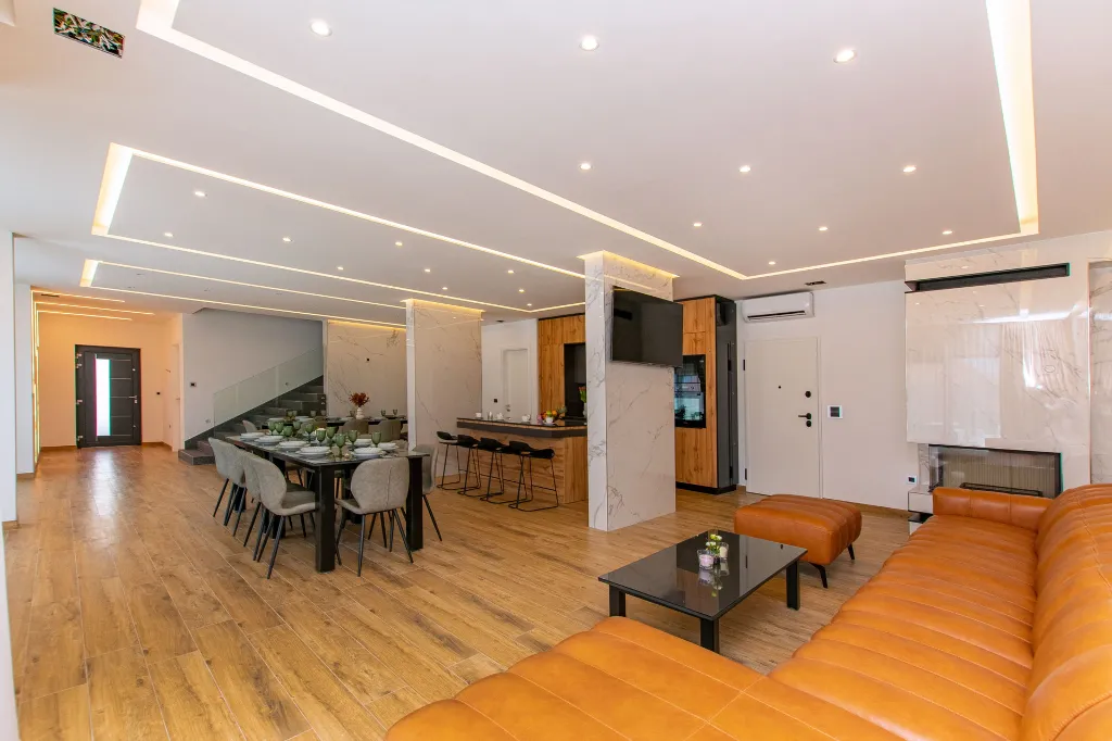 Spacious 10-Bedroom Villa with Pool, Jesenice