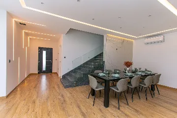 Spacious 10-Bedroom Villa with Pool, Jesenice