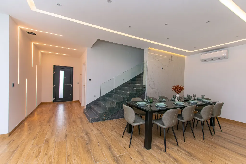Spacious 10-Bedroom Villa with Pool, Jesenice