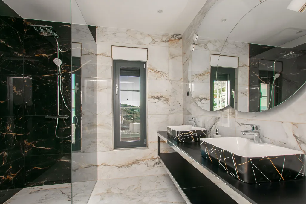 Spacious 10-Bedroom Villa with Pool, Jesenice