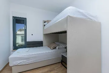 Spacious 10-Bedroom Villa with Pool, Jesenice