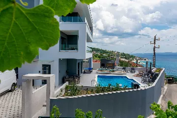 Spacious 10-Bedroom Villa with Pool, Jesenice