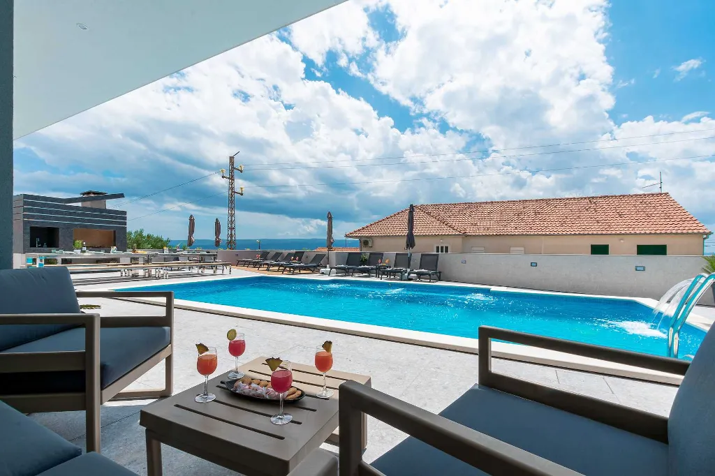 Spacious 10-Bedroom Villa with Pool, Jesenice