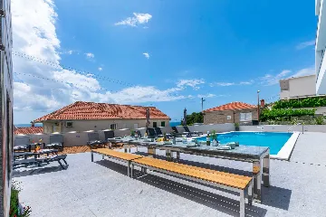 Spacious 10-Bedroom Villa with Pool, Jesenice