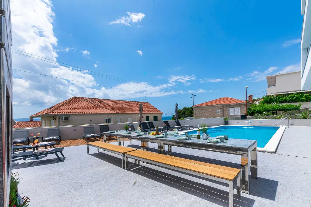 Spacious 10-Bedroom Villa with Pool, Jesenice